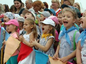 На музыкальной волне: в микрорайоне «Лазурный» Покровска состоялся праздник для детей