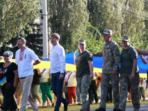 Вулицями Мирнограда пронесли 35-метровий прапор України