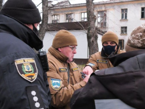 ЖКО и инспекторы Муниципальной службы выясняют, кто вырыл траншею в центре Покровска