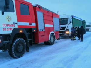 Понад півсотні транспортних засобів застрягли на слизьких дорогах минулої доби