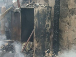 В Покровске пожар уничтожил часть жилого дома и хозпостройки