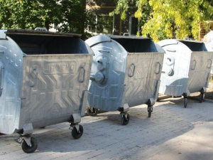 В Покровске обновляют стоянки для мусорных контейнеров