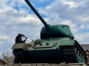 В Покровске реставрируют памятник-танк