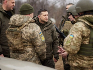 Візит Зеленського на Донбас: вшанував загиблих воїнів та побував на передовій