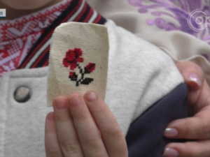 Червоні троянди на захист українських воїнів: добропільські діти вишили обереги