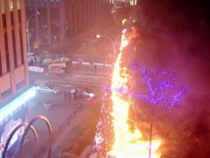 У центрі Нью-Йорка безхатько спалив різдвяну ялинку