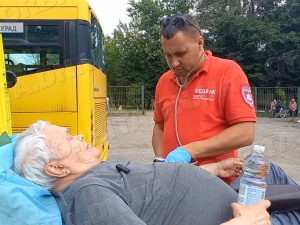Хвиля евакуації: жителі Донеччини і Дніпропетровщини масово виїжджають