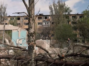Пошкоджені будинки та зруйнувана школа – відео з обстріляного міста Селидове