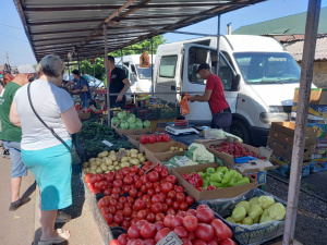 Різнобарв’я сезонних фруктів та овочів: огляд цін на ринку Покровська