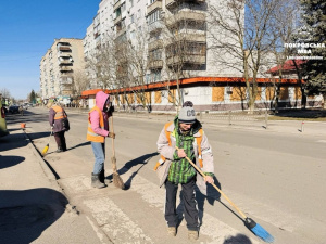 Покровськ готується зустрічати весну: комунальники розпочали прибирання доріг