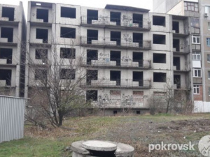 В Мирнограде разбился подросток, упав с заброшенного здания