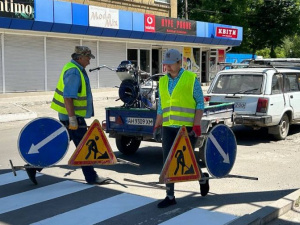 У Покровську комунальники почали заміну дорожніх знаків та оновлення розмітки