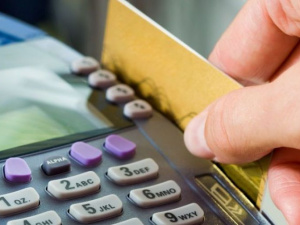 Банки отменяют комиссии за обслуживание карточек и снижают тарифы на переводы