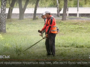 Час новин. І косять, і підмітають. Щодня в громаді наводять лад півсотні працівників дільниці «Чисте місто»