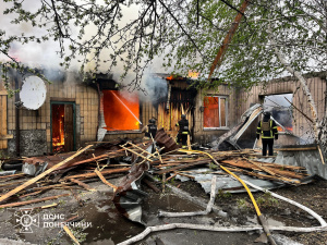 У Добропіллі рятувальники ліквідували масштабну пожежу на місці ворожого обстрілу