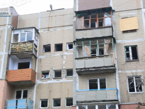 Чергову безсонну ніч пережила Новогродівка: пошкоджені багатоповерхівки та адмінбудівля
