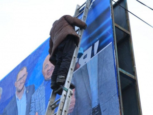 Приезжий политик захватил билборды в Покровске
