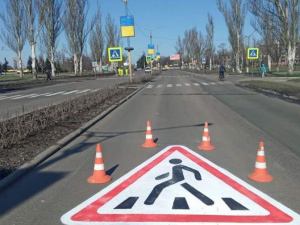 На небезпечних ділянках доріг Покровська з’явилися попереджувальні знаки