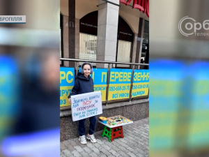 Дівчинка з Добропілля зібрала гроші для ЗСУ, продаючи сувеніри хенд-мейд