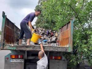 Муниципальная служба помогла покровчанам решить проблему с соседом, который сносил мусор во двор