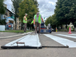 Для безпеки водіїв та пішоходів: у Покровську оновлюють дорожню розмітку