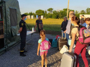 Рятувальники ДСНС допомагають громадянам, які вимушено залишилися на КПВВ «Новотроїцьке» (ВІДЕО)