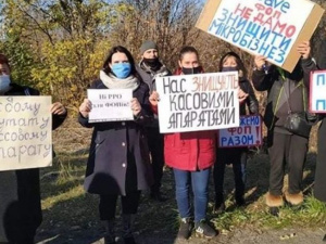 На Донбассе предприниматели перекрыли трассу