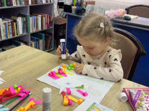 Творчість і нові друзі: у Покровській бібліотеці працює майстерня «Чарівні пальчики»