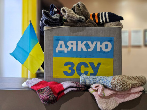 Шкарпетки для захисників: волонтерки з Новогродівки показали, як допомагають воїнам
