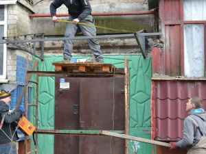 В Покровске продолжается замена аварийных козырьков – за месяц планируют смонтировать более тридцати