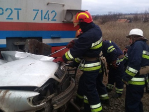 У Покровському районі «Audi» потрапила під поїзд. Тіло водія вирізали рятувальники