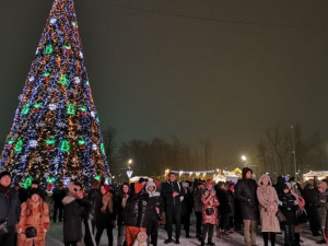 С места событий: Празднование Нового года у главной елки Покровска