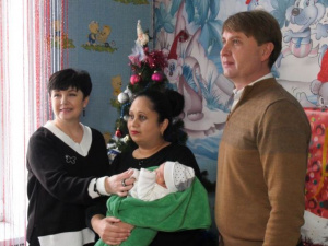 Первый в Новом году и четвертый в семье: в Мирнограде выписали из роддома маму с новорожденным