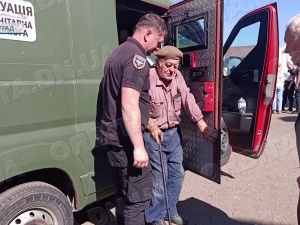 Їдуть туди, звідки небезпечно повертатися: волонтери евакуюють Донеччину