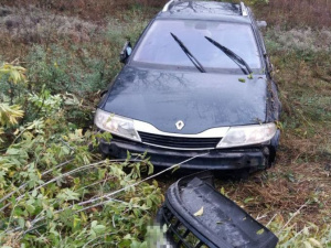 У Покровському районі рятувальники вилучили автівку з кювету