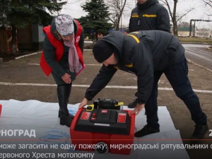 Допоможе загасити не одну пожежу: мирноградські рятувальники отримали від Червоного Хреста мотопомпу