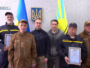 Не дають згоріти Донеччині: покровських вогнеборців вітали з професійним святом