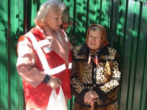 Организация «Красный крест» доставляет продукты пенсионерам Покровска ко Дню пожилого человека