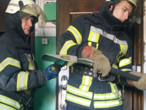 В Покровске спасатели помогли открыть дверь, за которой находился труп мужчины