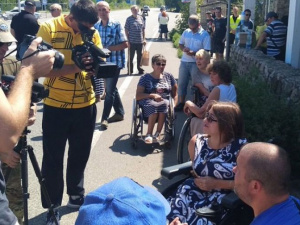 Жители "Славкурорта" и люди с инвалидностью перекрыли трассу. Требуют вернуть электричество и здравницу