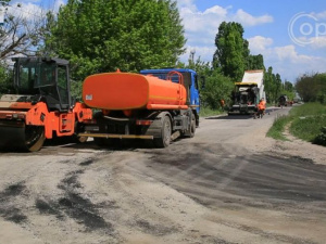 Дорожники приступили до фінальних робіт з ремонту покриття на вулиці Роздольна