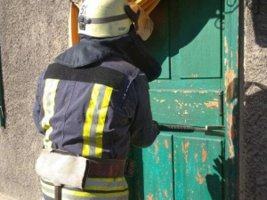 У Покровську рятувальники відкривали двері будинку, за якими знаходилась жінка з деменцією
