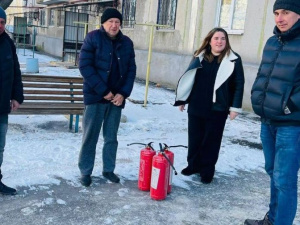 У найпростіші укриття Покровська розвозять вогнегасники