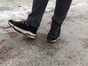 Шкарпетки поверх взуття чи льодоступи: покровчани поділились методами протидії ожеледиці