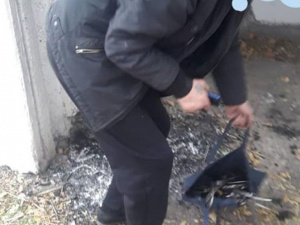 На стадионе Покровска Муниципальная служба задержала мужчину, который выжигал провода