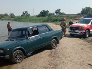 В Покровском районе бойцы ГСЧС спасли автомобиль из «песчаного плена»