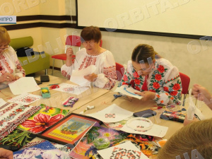 Закодовані орнаменти: учасниці покровського клубу «Золоті роки» вишивали свої імена