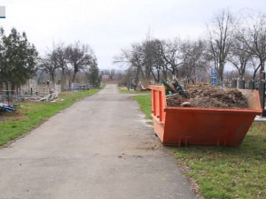 Підготовка до поминальних днів: покровські комунальники вивозять сміття з кладовища