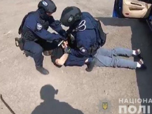 Справу поліцейського з Покровська, який погорів на хабарі у 20 тисяч та зберіганні наркотиків, скеровано до суду