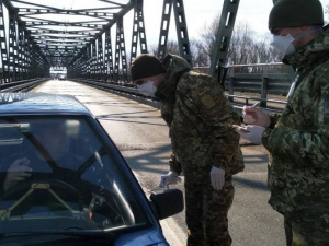 Въезжающим в Украину, в том числе из ОРДЛО, измеряют температуру